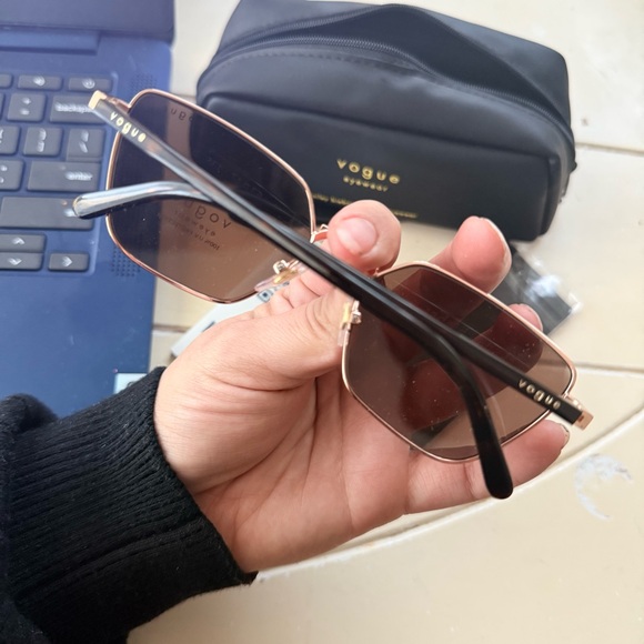 Vogue Eyewear Brown Sunglasses with Black Case Hailey Bieber - Picture 3 of 4